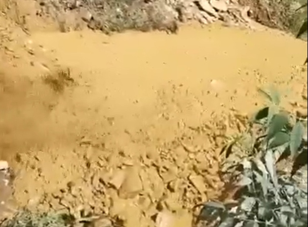 kinh hoang canh lu ong keo theo hang nghin m3 dat da do am am tu tren nui xuong 1