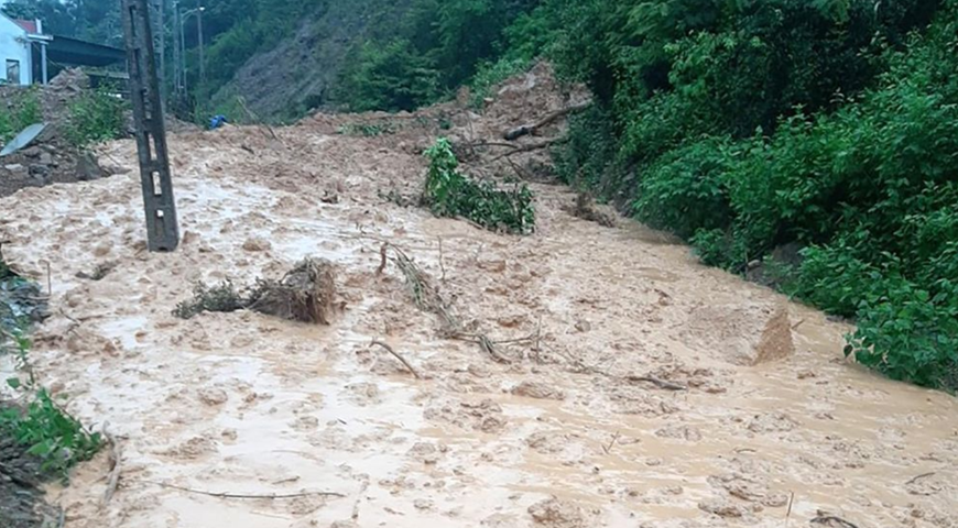 kinh hoang canh lu ong keo theo hang nghin m3 dat da do am am tu tren nui xuong 2