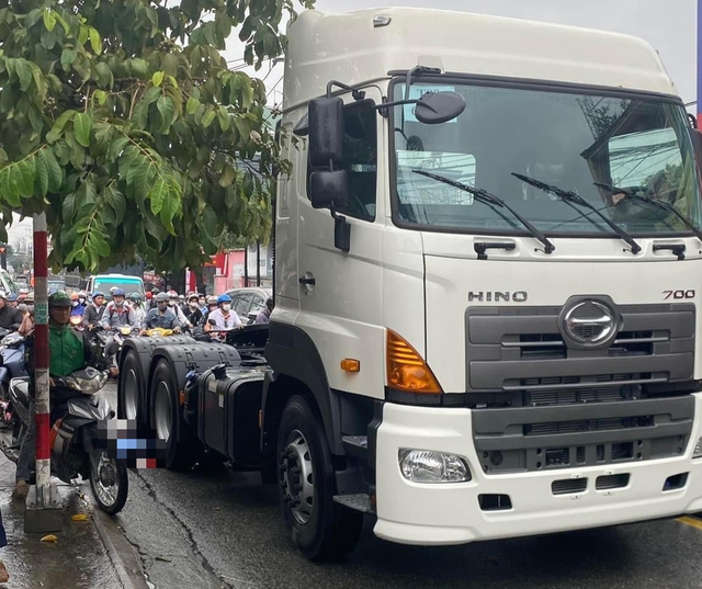 tai nan giao thong o binh duong me tu vong con gai lot duoi gam xe dau keo