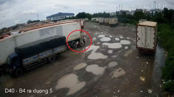 vu co gai tre bi sat hai o cho dau moi thu duc mang do dinh mau cua vo di dot chong nghi pham dung bi tam giu1