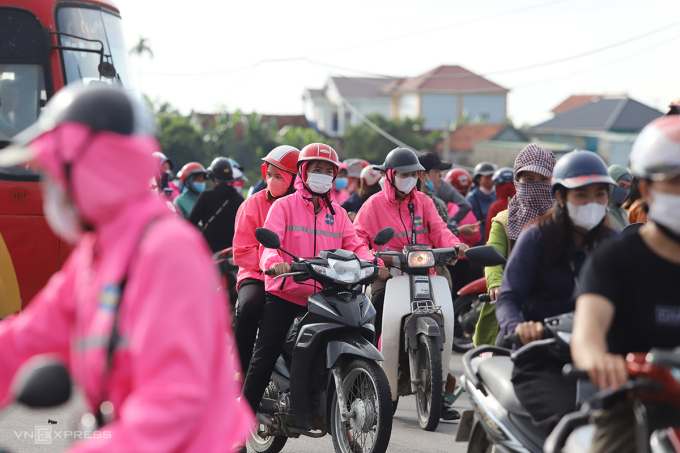 vu 5 000 cong nhan bat ngo nghi viec sau bua an trua duoc tang phu cap xang xe tien an vu 5 000 cong nhan bat ngo nghi viec sau bua an trua duoc tang phu cap xang xe tien an