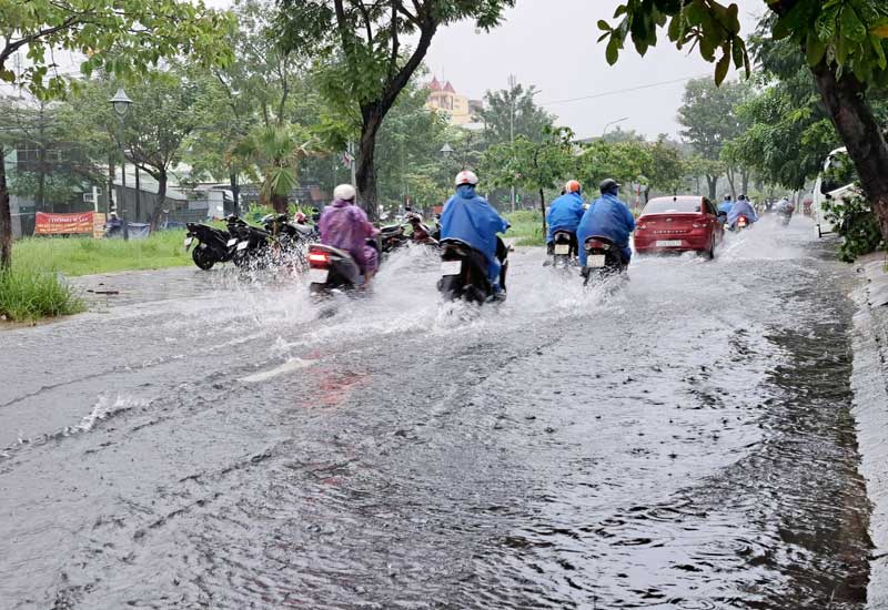 duong pho da nang bien thanh song nguoi dan chat vat day xe chet may giua bien nuoc 3
