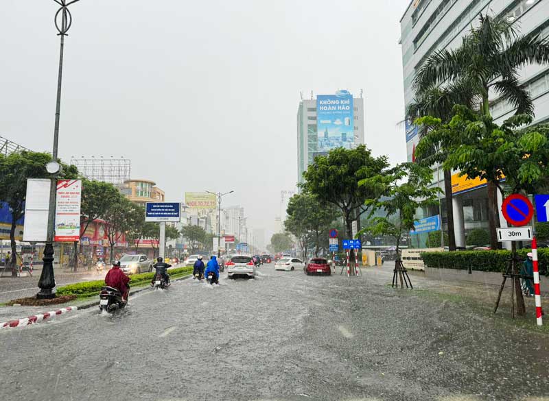 duong pho da nang bien thanh song nguoi dan chat vat day xe chet may giua bien nuoc 4