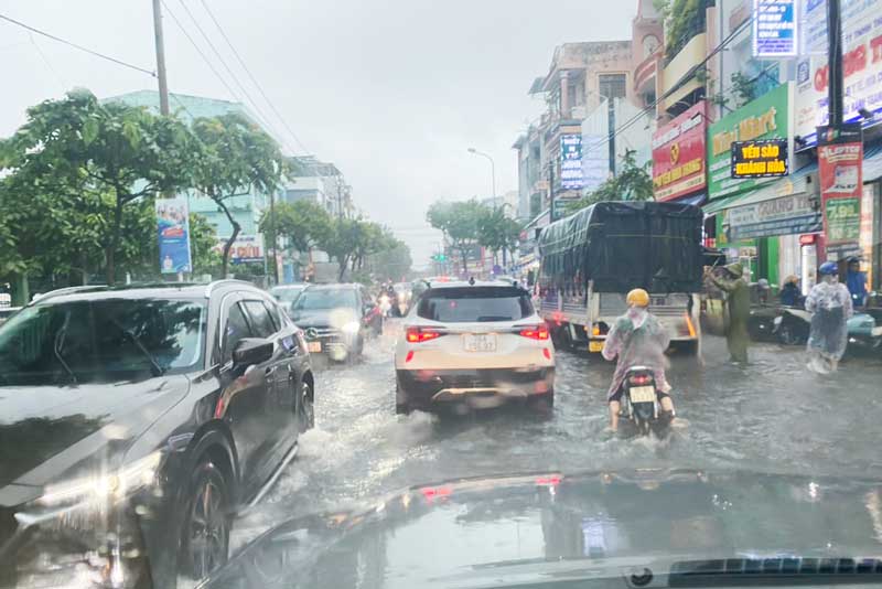 duong pho da nang bien thanh song nguoi dan chat vat day xe chet may giua bien nuoc 5