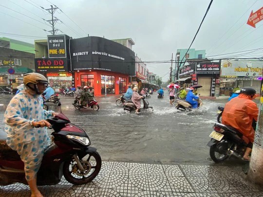duong pho da nang bien thanh song nguoi dan chat vat day xe chet may giua bien nuoc 9 3