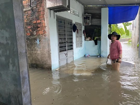duong pho da nang bien thanh song nguoi dan chat vat day xe chet may giua bien nuoc 9 4