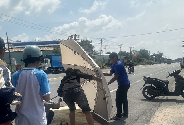 tai xe xe tai gay tai nan khien be gai hoc lop 3 tu vong roi bo chay khoi hien truong 2