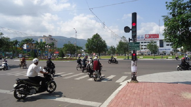 vuot den do khi cho nguoi di cap cuu co bi phat tien khong