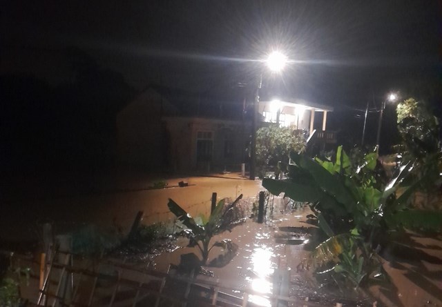 mua nhu trut nuoc xuong quang tri 800 ho dan bi ngap lut dan bo hon 50 con bi cuon troi ra song 1