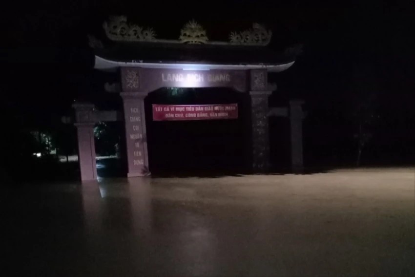 mua nhu trut nuoc xuong quang tri 800 ho dan bi ngap lut dan bo hon 50 con bi cuon troi ra song 5