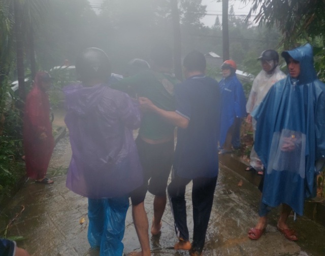 tin thoi su nong moi nhat ngay 15 11 2023 hai vo chong duoc giai cuu do sat lo dat tu qua doi sau nha