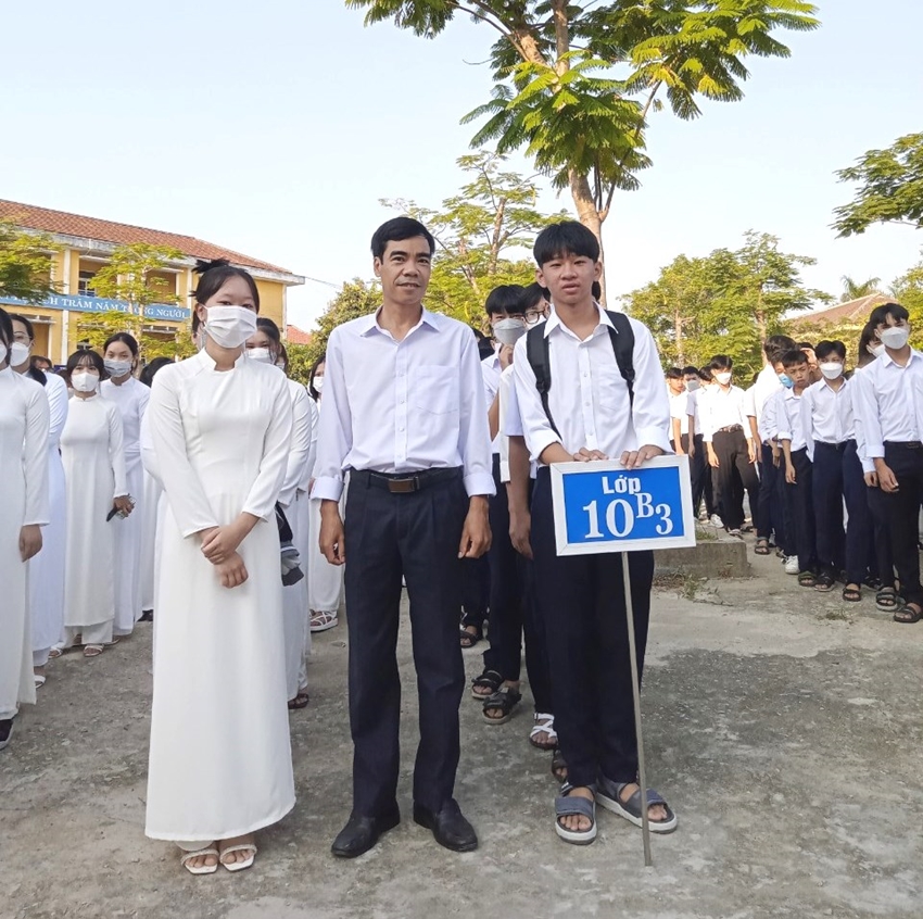 nghe tieng keu cuu that thanh thay giao day toan bat chap nuoc chay xiet cuu nguoi trong lu du 1 nghe tieng keu cuu that thanh thay giao day toan bat chap nuoc chay xiet cuu nguoi trong lu du 1