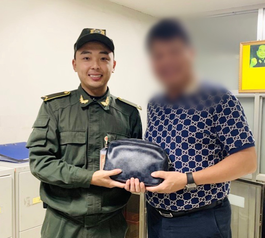 tin thoi su nong moi nhat ngay 21 11 2023 nam hanh khach de quen vi chua 104 trieu dong tai san bay noi bai tin thoi su nong moi nhat ngay 21 11 2023 nam hanh khach de quen vi chua 104 trieu dong tai san bay noi bai