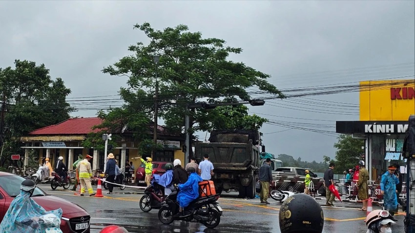 hien truong vu xe tai va cham xe may 2 vo chong thuong vong o thua thien hue 2 hien truong vu xe tai va cham xe may 2 vo chong thuong vong o thua thien hue 2