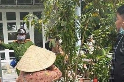 vu thi the 3 nguoi trong gia dinh boc mui hoi thoi trong nha con gai dang mang song thai 0