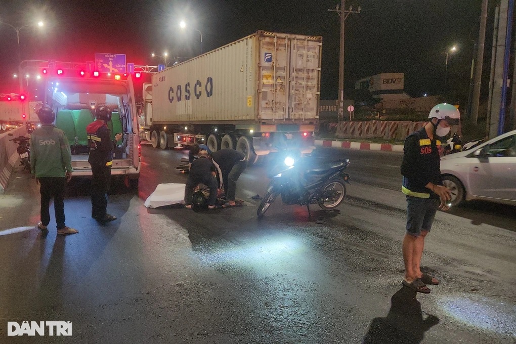 binh duong dau nhot loang lo tren duong hang loat xe may bi vo ech 3 binh duong dau nhot loang lo tren duong hang loat xe may bi vo ech 3