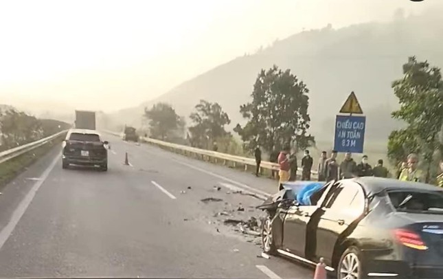 hien truong vu tai xe xe mercedes tu vong sau va cham voi o to tren cao toc noi bai lao cai hien truong vu tai xe xe mercedes tu vong sau va cham voi o to tren cao toc noi bai lao cai