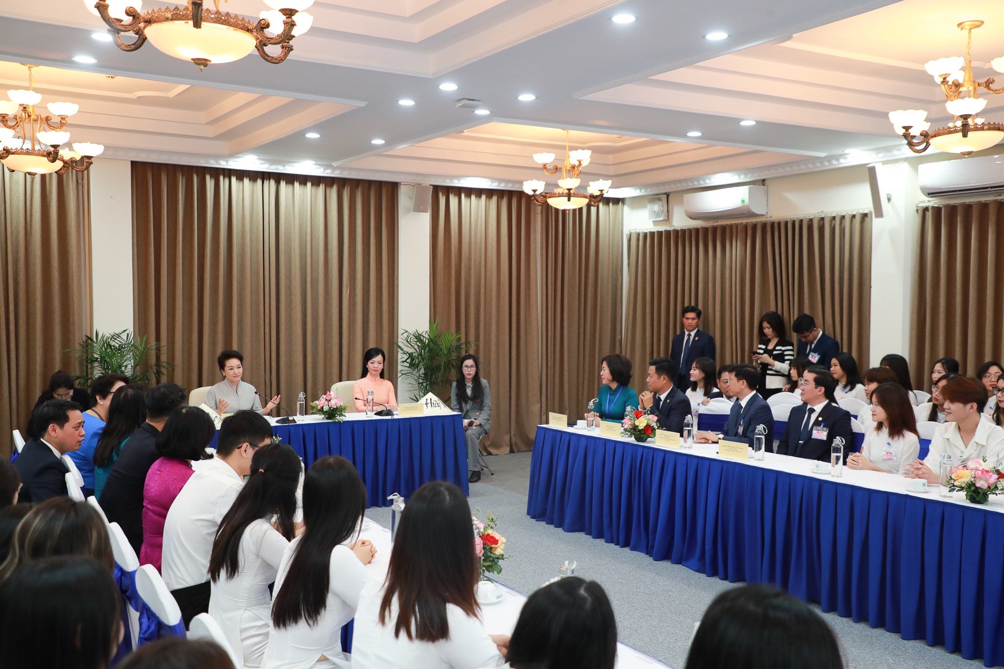 phu nhan tong bi thu chu tich nuoc trung quoc giao luu voi sinh vien 2 phu nhan tong bi thu chu tich nuoc trung quoc giao luu voi sinh vien 2