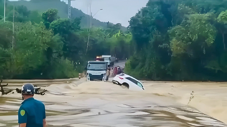 xe mercedes bi lu cuon troi o cau tran thac ngua tai xe 20 tuoi nhay ra ngoai thoat nan xe mercedes bi lu cuon troi o cau tran thac ngua tai xe 20 tuoi nhay ra ngoai thoat nan