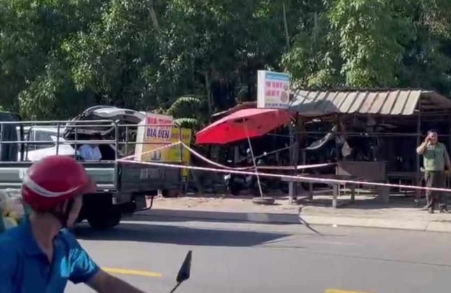 bi tan cong bang dieu cay nguoi dan ong dung dao sat hai ban nhau luc nua dem