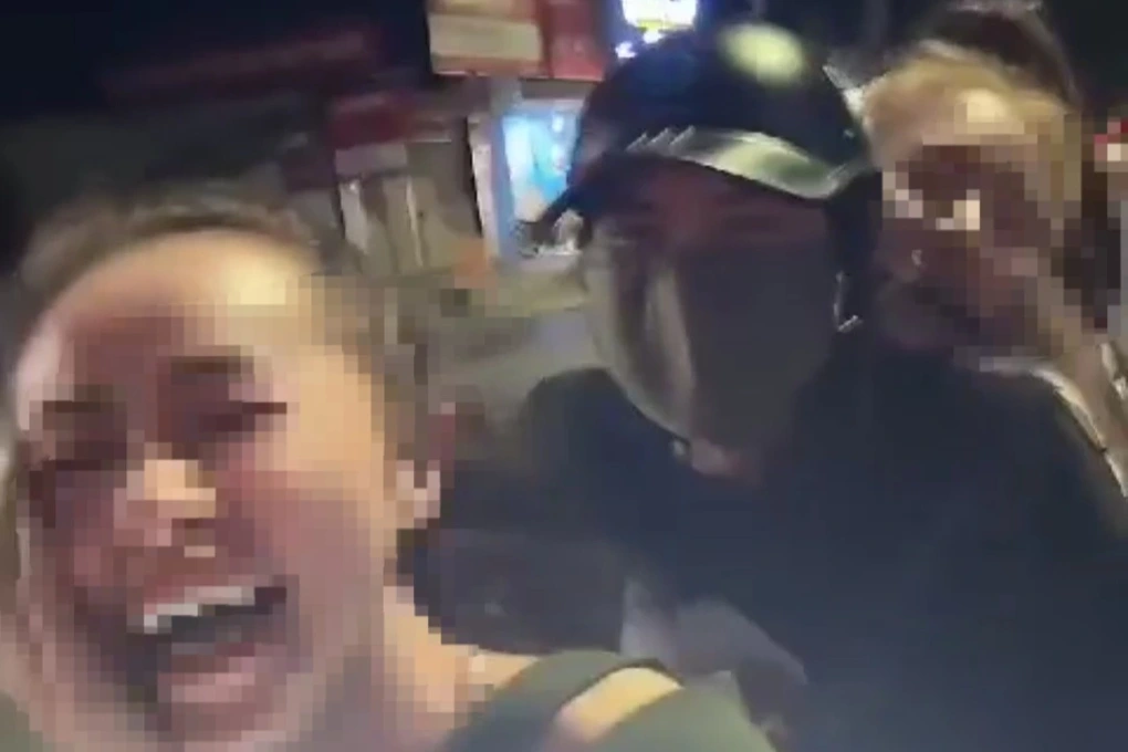 xac minh clip 5 co gai vui ve khoe chien tich di xe kep 5 tren facebook