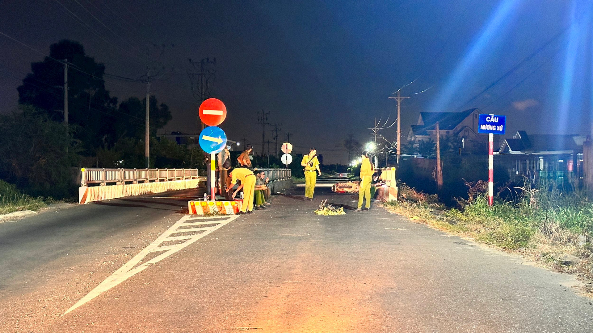 tren duong di dam cuoi ve nguoi dan ong di xe may gap tai nan tu vong thuong tam 3 tren duong di dam cuoi ve nguoi dan ong di xe may gap tai nan tu vong thuong tam 3