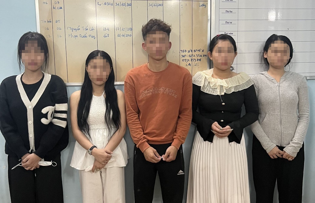 vu bat qua tang 3 doi nam nu mua ban dam trong khach san lo dien nguoi moi gioi mai dam