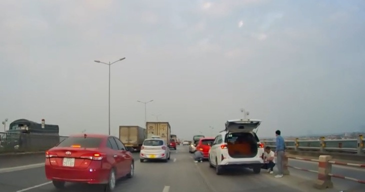 tin thoi su nong moi nhat ngay 7 1 2024 nguyen nhan khien nhieu xe o to bi no lop tren cau thanh tri