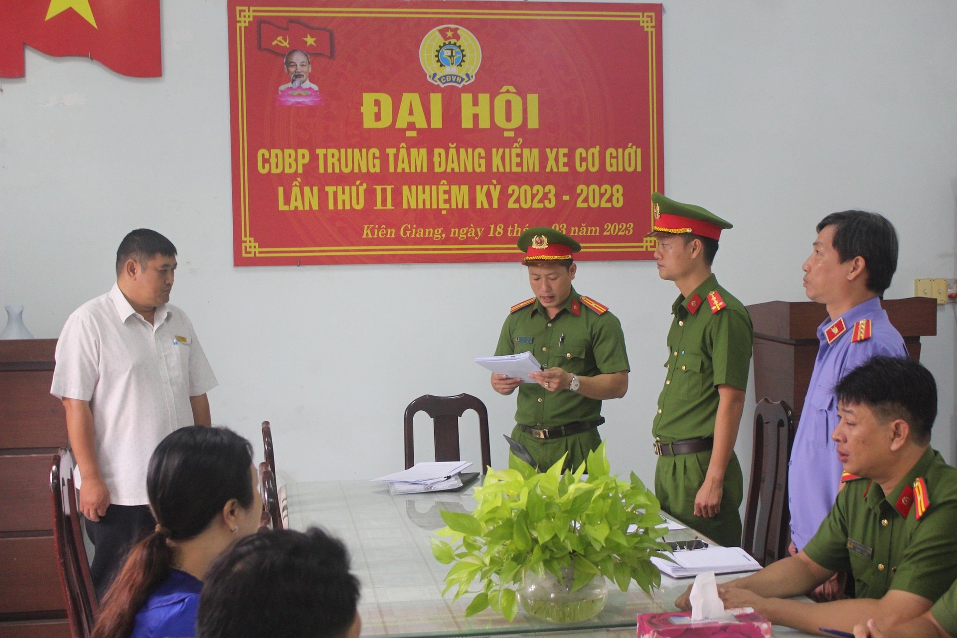 bat giam giam doc trung tam dang kiem xe co gioi kien giang 68 01s 2 bat giam giam doc trung tam dang kiem xe co gioi kien giang 68 01s 2