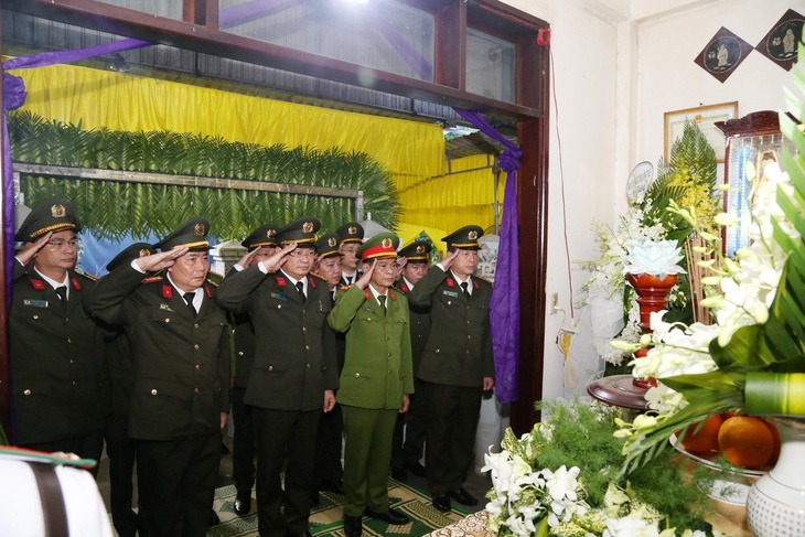 xot xa gia canh cua pho truong cong an phuong hy sinh khi lam nhiem vu o hue 2 xot xa gia canh cua pho truong cong an phuong hy sinh khi lam nhiem vu o hue 2