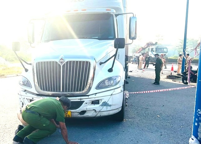 tai nan giao thong nghiem trong o binh duong 2 nam cong nhan tu vong duoi gam xe container 1 tai nan giao thong nghiem trong o binh duong 2 nam cong nhan tu vong duoi gam xe container 1