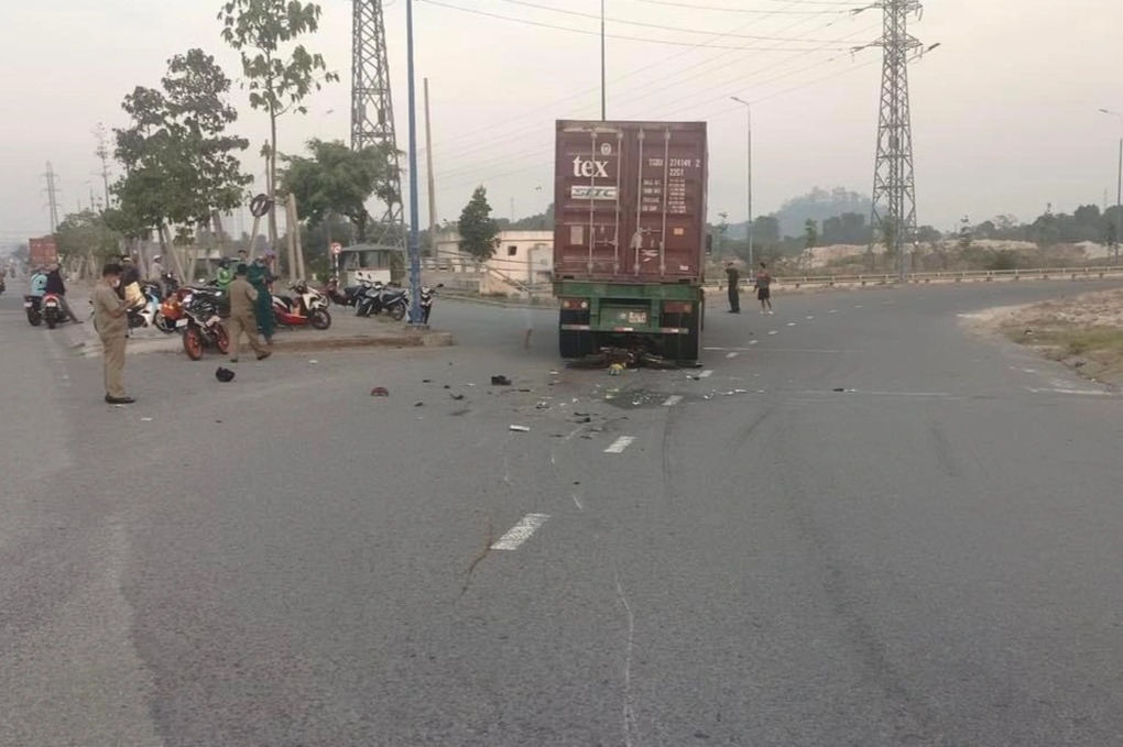 tai nan giao thong nghiem trong o binh duong 2 nam cong nhan tu vong duoi gam xe container 2 tai nan giao thong nghiem trong o binh duong 2 nam cong nhan tu vong duoi gam xe container 2