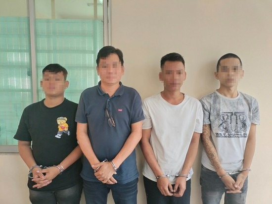 csgt binh duong giai cuu thanh nien bi nhom nguoi danh troi tay dua len o to bien so nuoc ngoai csgt binh duong giai cuu thanh nien bi nhom nguoi danh troi tay dua len o to bien so nuoc ngoai