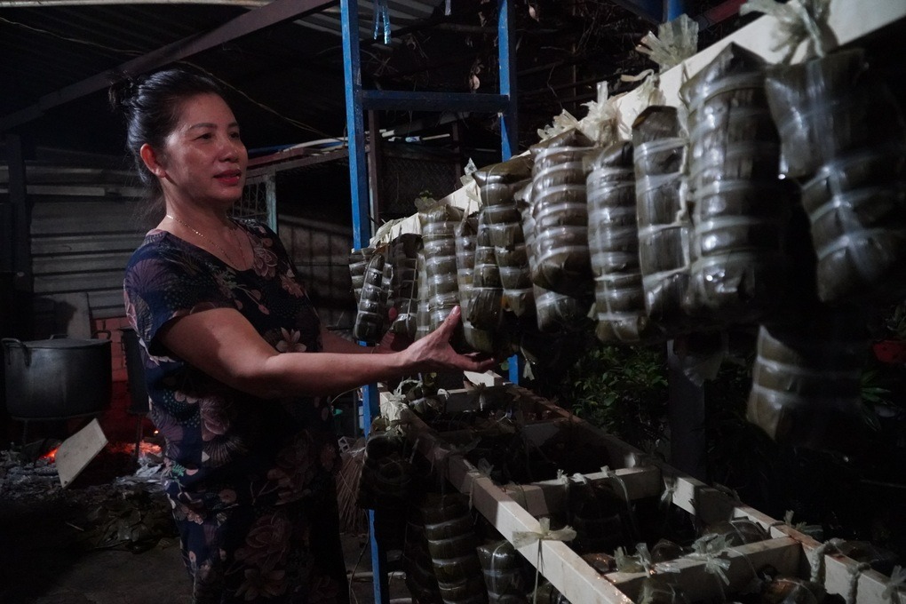 nu chu tro o tp hcm moi ca si hat tat nien cho lao dong ngheo goi hang tram don banh tet tang cong nhan 2 nu chu tro o tp hcm moi ca si hat tat nien cho lao dong ngheo goi hang tram don banh tet tang cong nhan 2