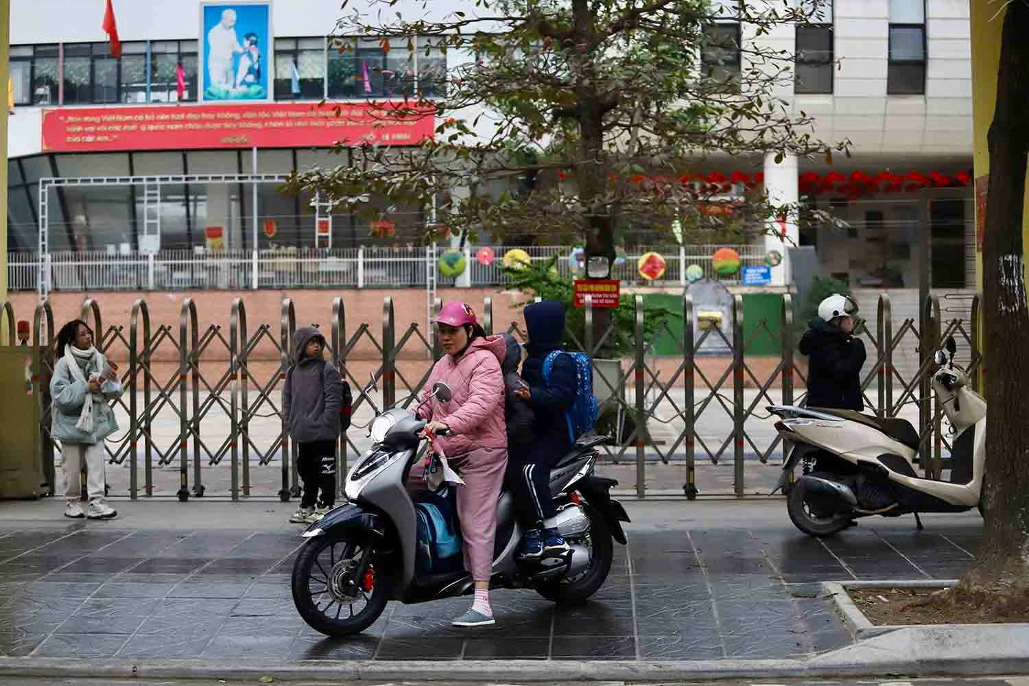 troi ret duoi 10 do c nhieu hoc sinh tieu hoc o ha noi van den truong 2