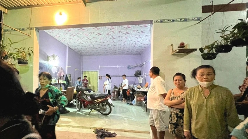 di hoc ve con trai ta hoa phat hien me tu vong cha nguy kich trong phong ngu di hoc ve con trai ta hoa phat hien me tu vong cha nguy kich trong phong ngu
