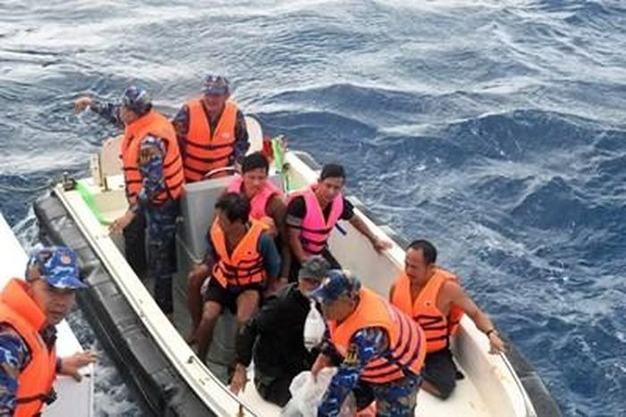 tau hai quan cuu thanh cong 5 ngu dan binh dinh gap nan tren bien