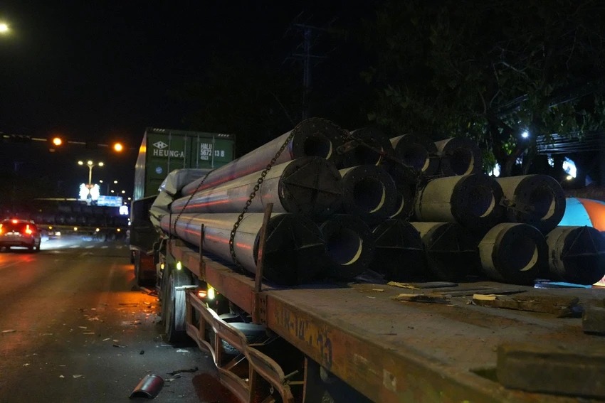 hien truong vu 15 coc be tong de bep cabin tai xe container mac ket trong xe 4