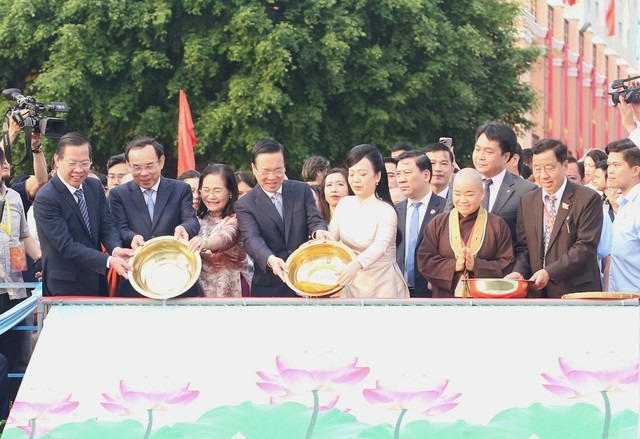 chu tich nuoc vo van thuong thuc hien nghi thuc tha ca chep tien ong cong ong tao 1 chu tich nuoc vo van thuong thuc hien nghi thuc tha ca chep tien ong cong ong tao 1