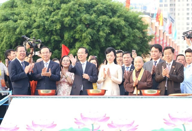 chu tich nuoc vo van thuong thuc hien nghi thuc tha ca chep tien ong cong ong tao 2 chu tich nuoc vo van thuong thuc hien nghi thuc tha ca chep tien ong cong ong tao 2