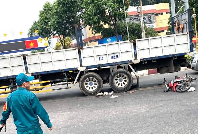 tren duong ve que an tet thieu nu 16 tuoi bi xe tai can tu vong 1