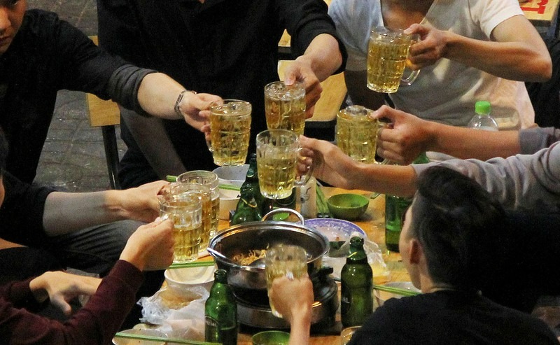 hanh vi uong ruou bia gay mat trat tu cong cong ngay tet bi phat the nao