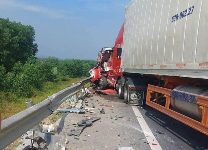 hien truong vu tai nan tham khoc tren cao toc cam lo la son 2 nguoi tu vong 2