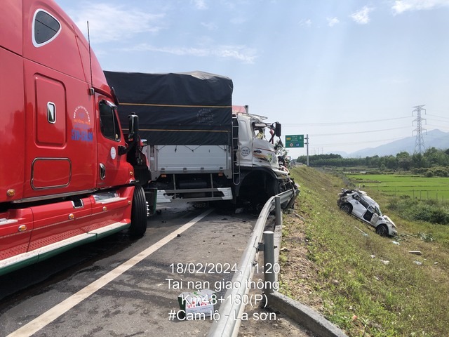 hien truong vu tai nan tham khoc tren cao toc cam lo la son 2 nguoi tu vong 3