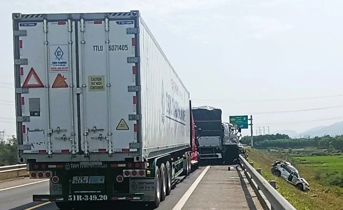 hien truong vu tai nan tham khoc tren cao toc cam lo la son 2 nguoi tu vong 8