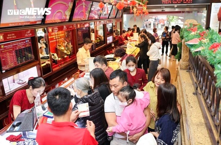 nguoi dan do xo di mua vang ngay truoc them ngay via than tai 9 2