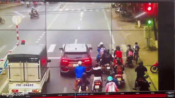 vu o to tong loat xe dung den do o hue bat ngo truoc loi khai cua tai xe taxi 01