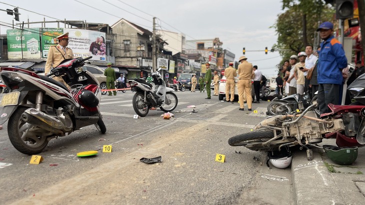 vu o to tong loat xe dung den do o hue bat ngo truoc loi khai cua tai xe taxi