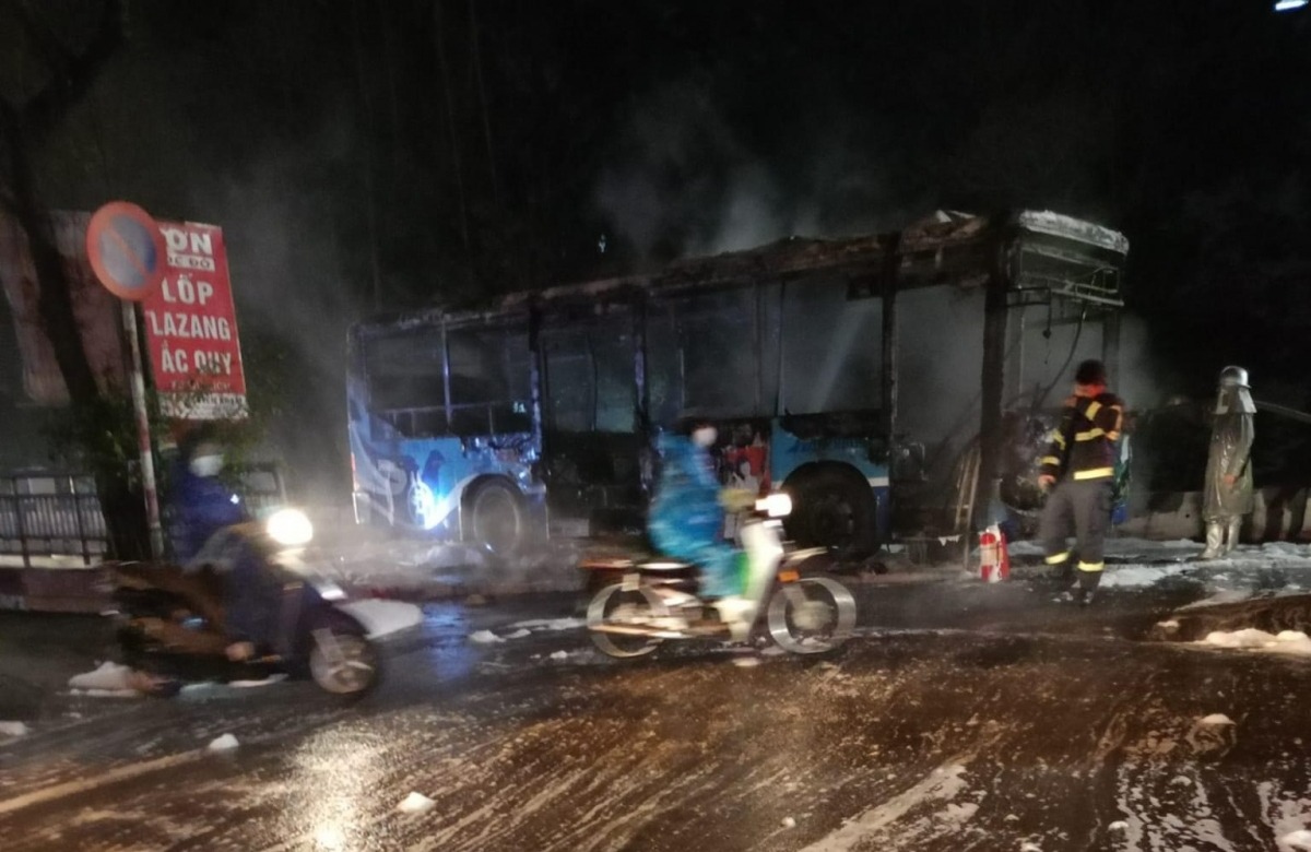 xe buyt bat ngo boc chay tro khung khi vua roi ben o ha noi 2
