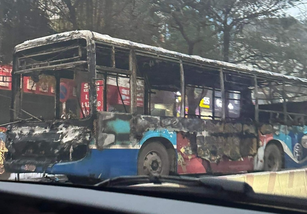 xe buyt bat ngo boc chay tro khung khi vua roi ben o ha noi 3